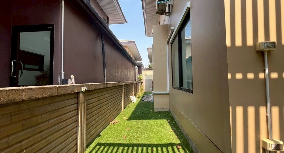 For sale 4 bedrooms house in Mueang Pathum Thani, Pathum Thani