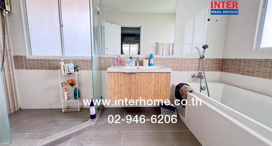 For sale 3 bedrooms house in Mueang Pathum Thani, Pathum Thani