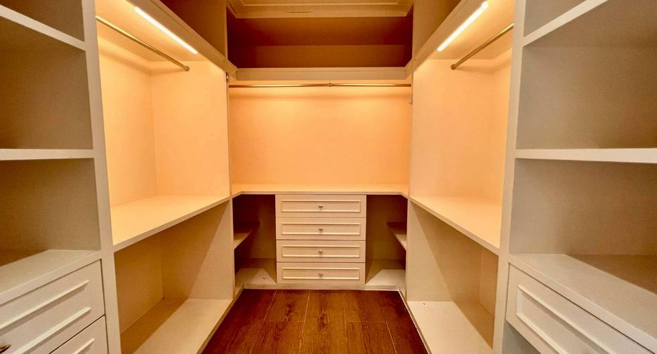 For rent 3 bedrooms condo in Sathon, Bangkok