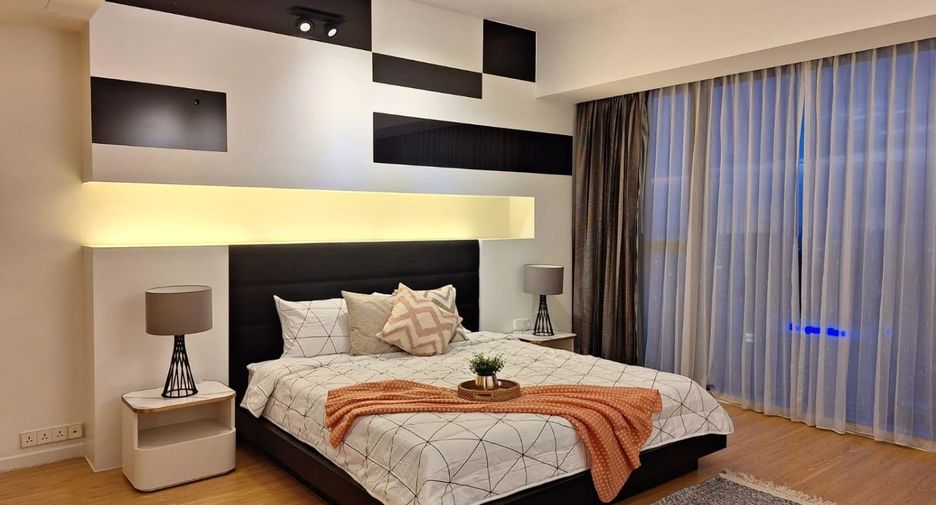 For rent 3 bedrooms condo in Sathon, Bangkok