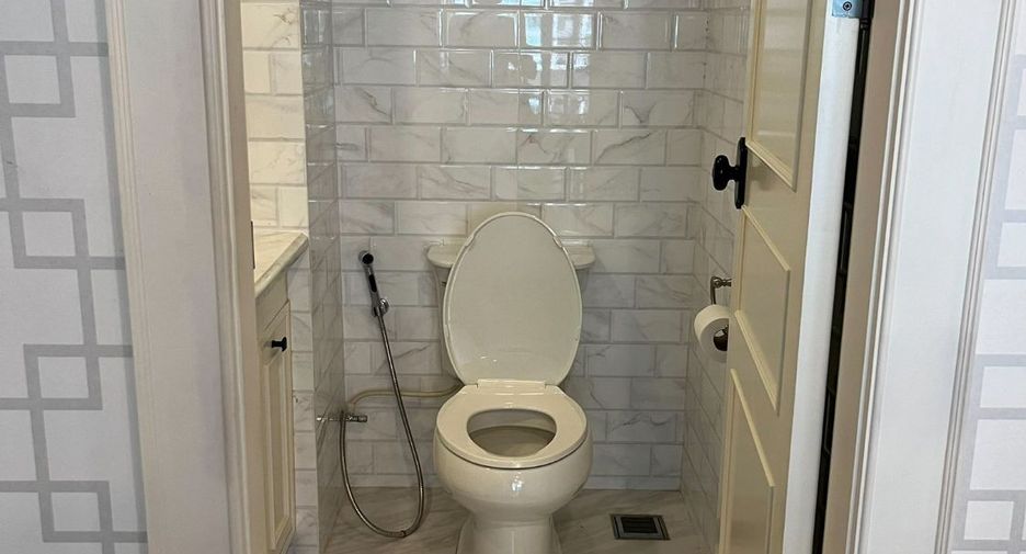 For rent 2 bedrooms condo in Pathum Wan, Bangkok