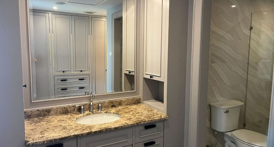 For rent 2 bedrooms condo in Pathum Wan, Bangkok