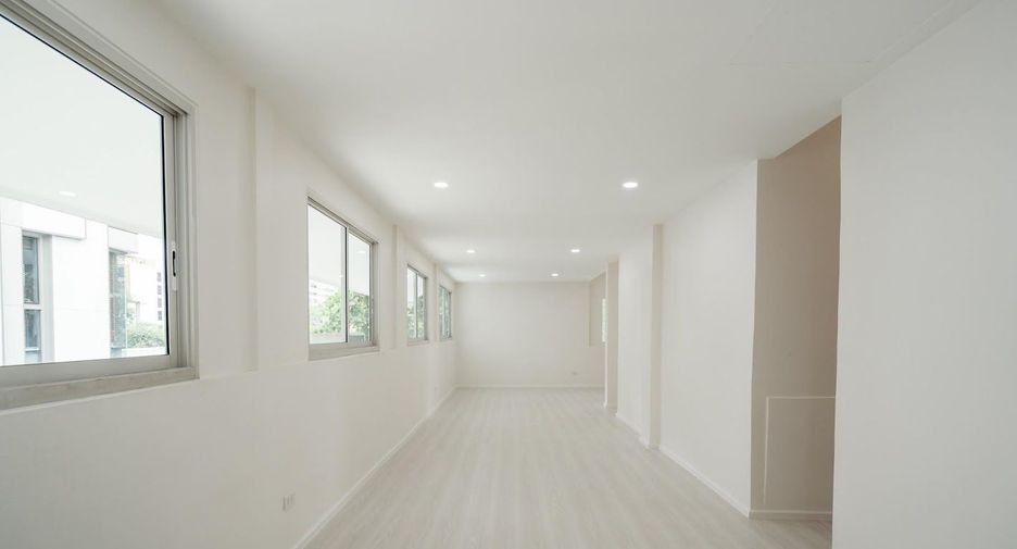 出售 4 卧室 独立屋 在 Watthana, 曼谷