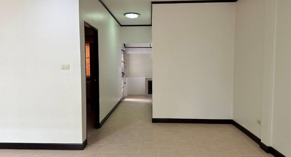 For rent 2 bedrooms townhouse in Si Racha, Chonburi