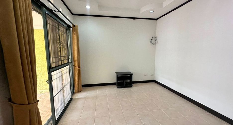 For rent 2 bedrooms townhouse in Si Racha, Chonburi