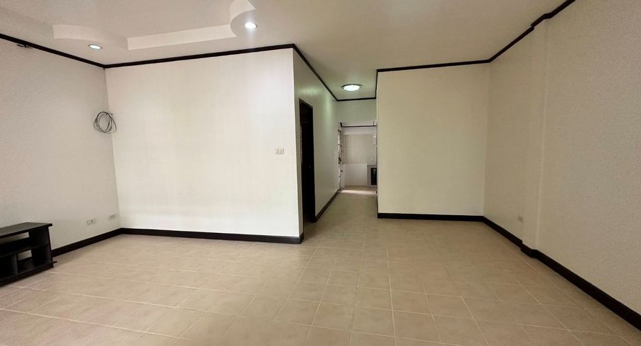 For rent 2 bedrooms townhouse in Si Racha, Chonburi