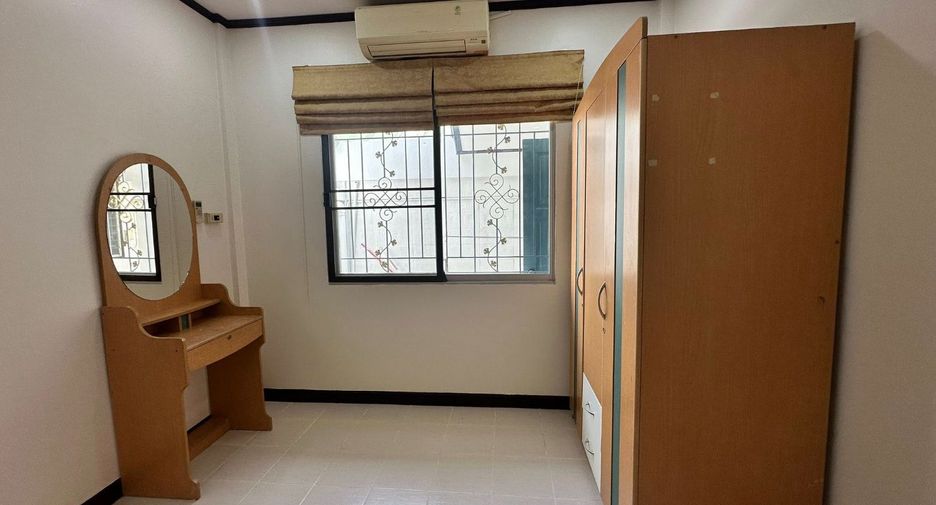 For rent 2 bedrooms townhouse in Si Racha, Chonburi