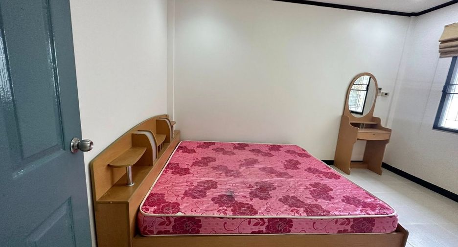 For rent 2 bedrooms townhouse in Si Racha, Chonburi