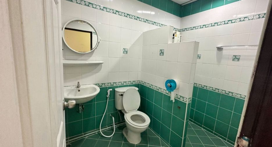 For rent 2 bedrooms townhouse in Si Racha, Chonburi