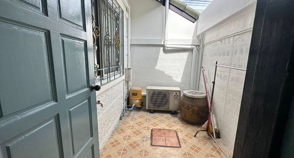 For rent 2 bedrooms townhouse in Si Racha, Chonburi