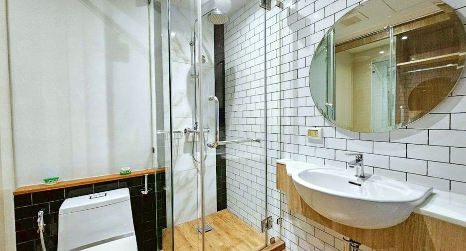 À louer 2 chambres appartement avec services à Khlong Toei, Bangkok