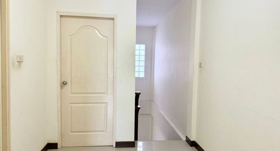 For rent 2 bedrooms townhouse in Si Racha, Chonburi
