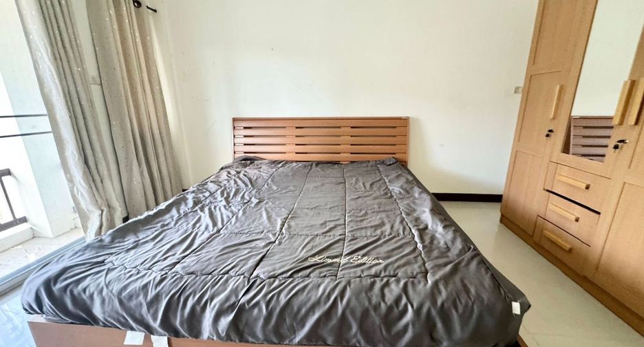 For rent 2 bedrooms townhouse in Si Racha, Chonburi
