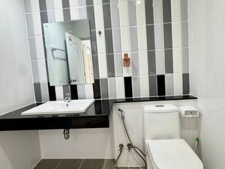 Casa adosada en alquiler y en venta de 3 habitaciones en Si Racha, Chonburi