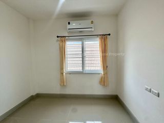 Casa adosada en alquiler y en venta de 3 habitaciones en Si Racha, Chonburi