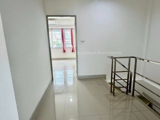 Casa adosada en alquiler y en venta de 3 habitaciones en Si Racha, Chonburi
