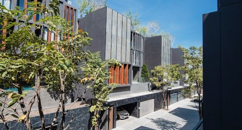 For sale 4 bedrooms house in Prawet, Bangkok
