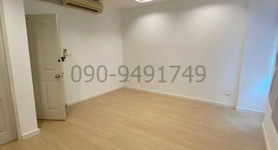 For rent 3 bedrooms townhouse in Suan Luang, Bangkok