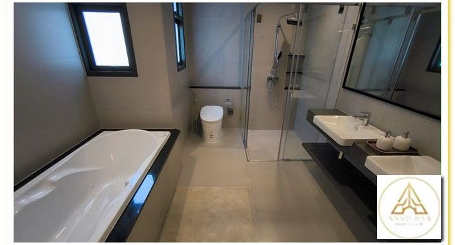 For sale 5 bedrooms house in Mueang Nonthaburi, Nonthaburi
