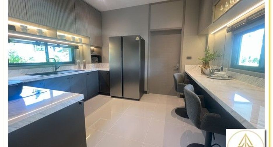 For sale 5 bedrooms house in Mueang Nonthaburi, Nonthaburi