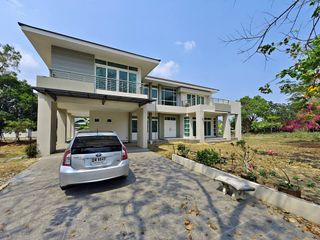 Casa en alquiler de 3 habitaciones en Bang Sao Thong, Samut Prakan