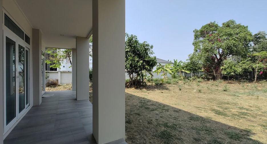 Casa en alquiler de 3 habitaciones en Bang Sao Thong, Samut Prakan