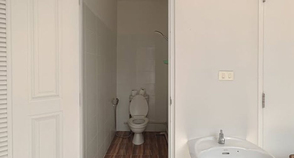 Casa en alquiler de 3 habitaciones en Bang Sao Thong, Samut Prakan
