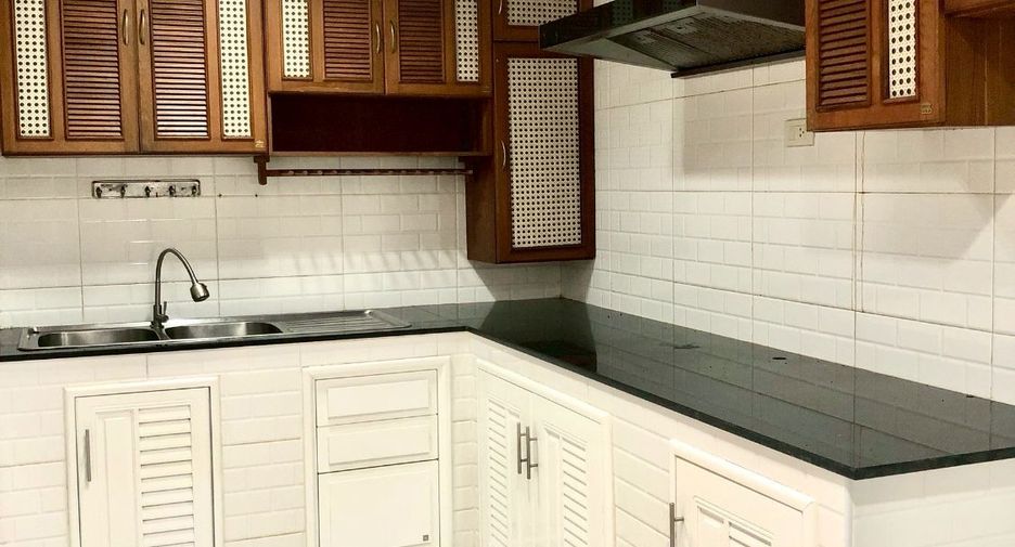 For sale 3 bedrooms townhouse in Lat Krabang, Bangkok