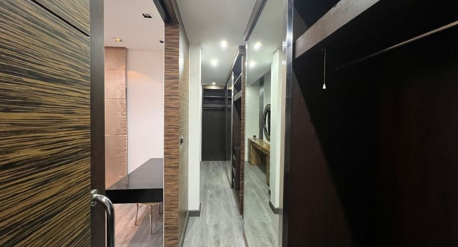 For rent 5 bedrooms townhouse in Khlong Toei, Bangkok