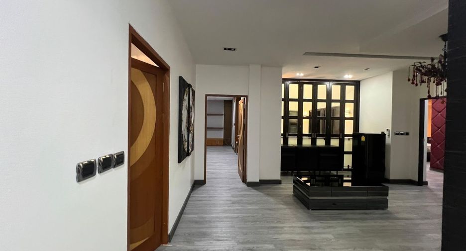 For rent 5 bedrooms townhouse in Khlong Toei, Bangkok