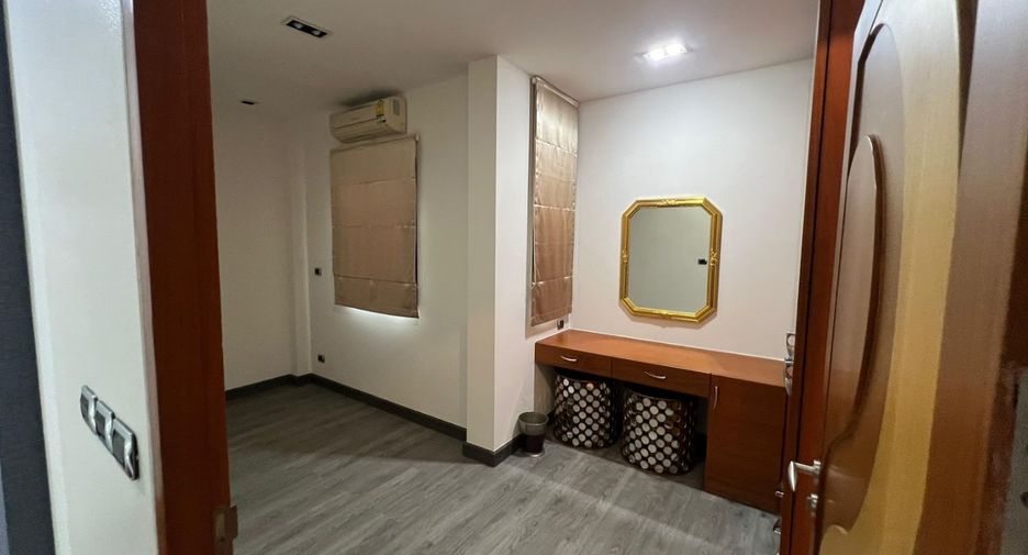 For rent 5 bedrooms townhouse in Khlong Toei, Bangkok