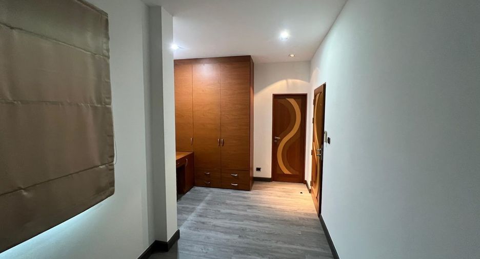 For rent 5 bedrooms townhouse in Khlong Toei, Bangkok