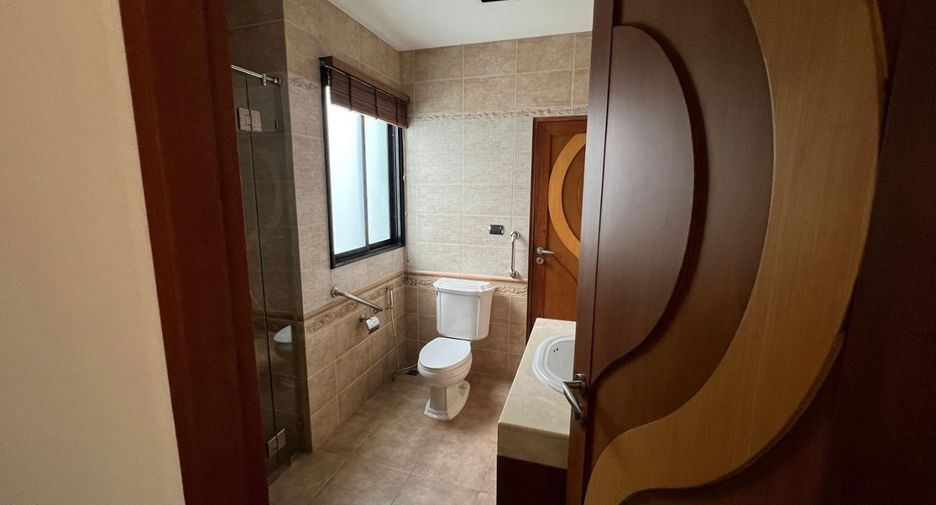 For rent 5 bedrooms townhouse in Khlong Toei, Bangkok
