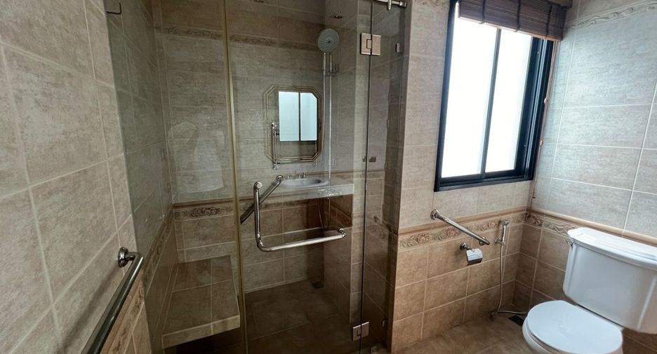 For rent 5 bedrooms townhouse in Khlong Toei, Bangkok