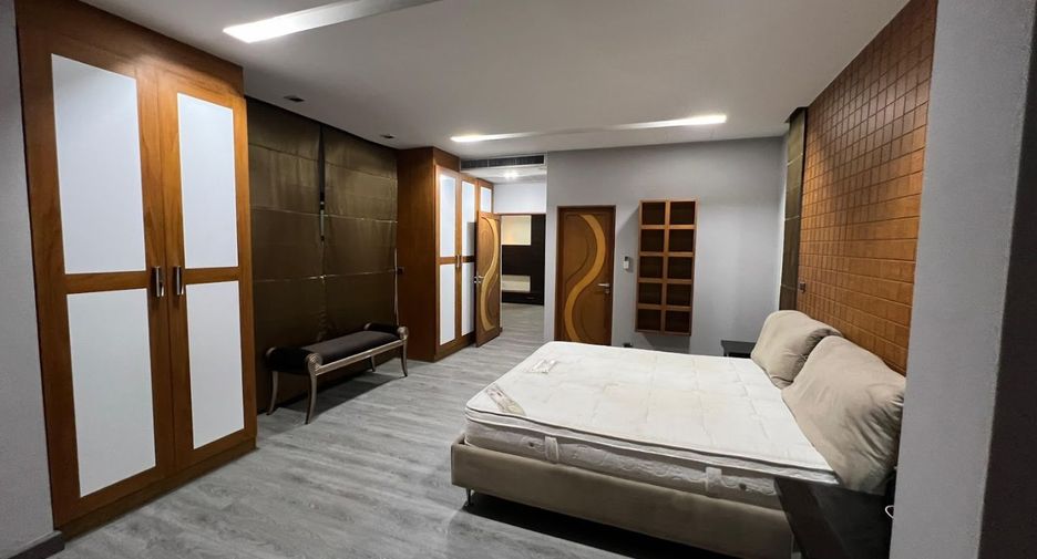 For rent 5 bedrooms townhouse in Khlong Toei, Bangkok