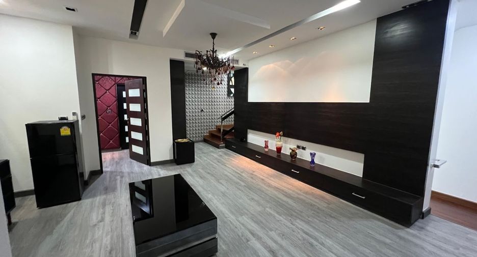 For rent 5 bedrooms townhouse in Khlong Toei, Bangkok