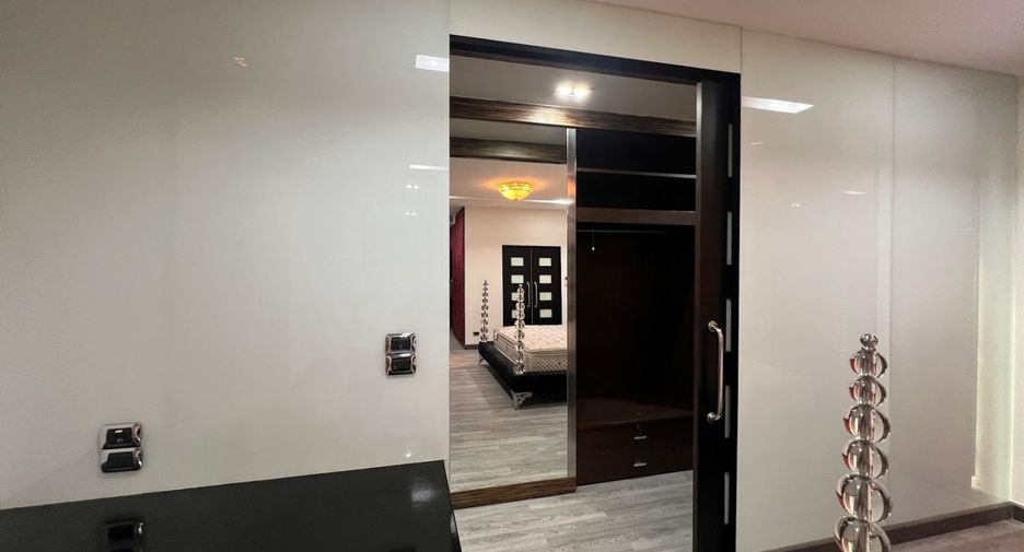 For rent 5 bedrooms townhouse in Khlong Toei, Bangkok