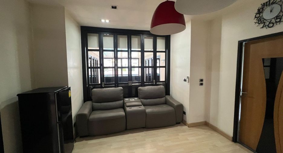 For rent 5 bedrooms townhouse in Khlong Toei, Bangkok