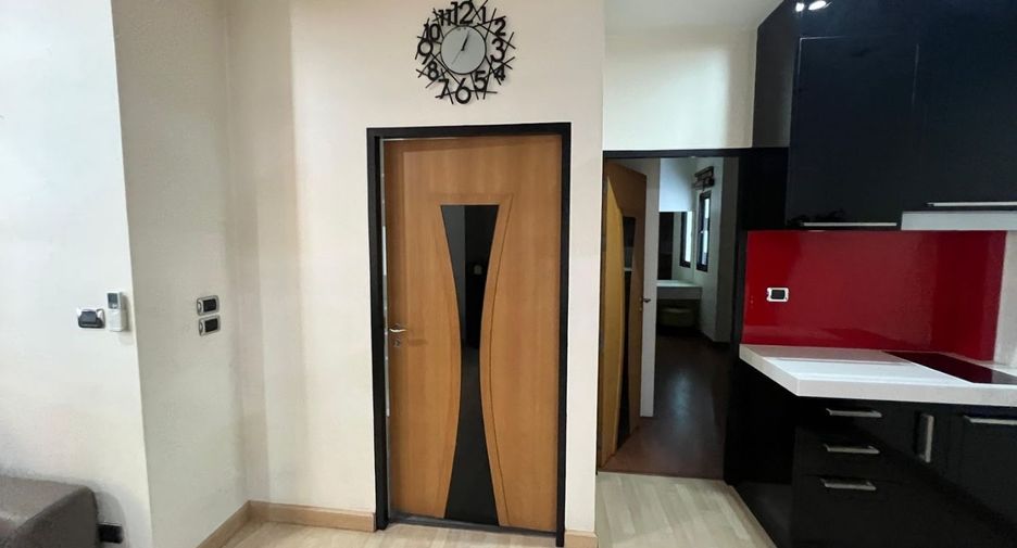 For rent 5 bedrooms townhouse in Khlong Toei, Bangkok