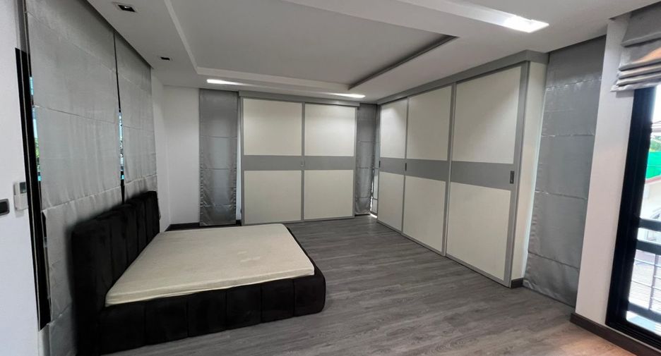 For rent 5 bedrooms townhouse in Khlong Toei, Bangkok