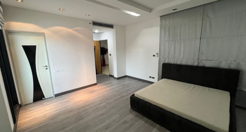 For rent 5 bedrooms townhouse in Khlong Toei, Bangkok
