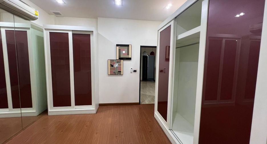 For rent 5 bedrooms townhouse in Khlong Toei, Bangkok