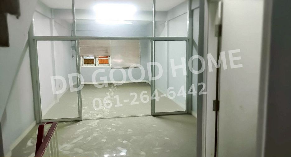 For sale 3 bedrooms retail Space in Phasi Charoen, Bangkok