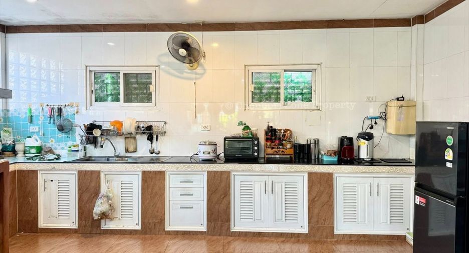 For sale 4 bedrooms house in Si Racha, Chonburi