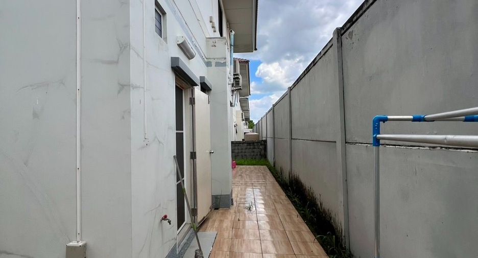 For sale 4 bedrooms house in Lat Krabang, Bangkok