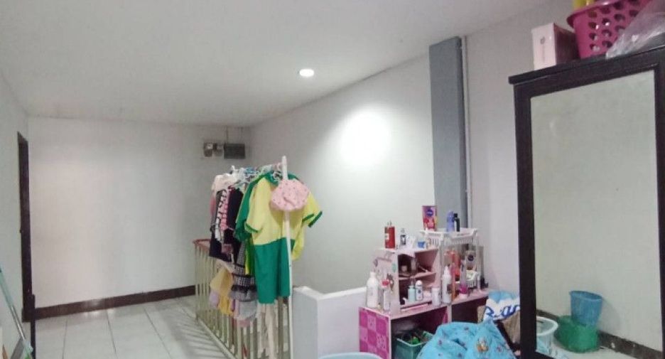 Casa adosada en venta de 3 habitaciones en Bang Pa-in, Phra Nakhon Si Ayutthaya