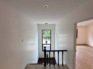 Casa en alquiler y en venta de 4 habitaciones en Watthana, Bangkok