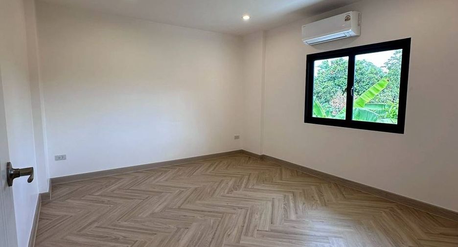 Casa en alquiler y en venta de 4 habitaciones en Watthana, Bangkok