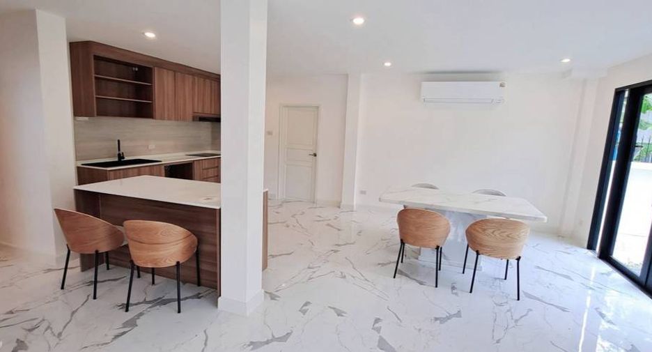 Casa en alquiler y en venta de 4 habitaciones en Watthana, Bangkok