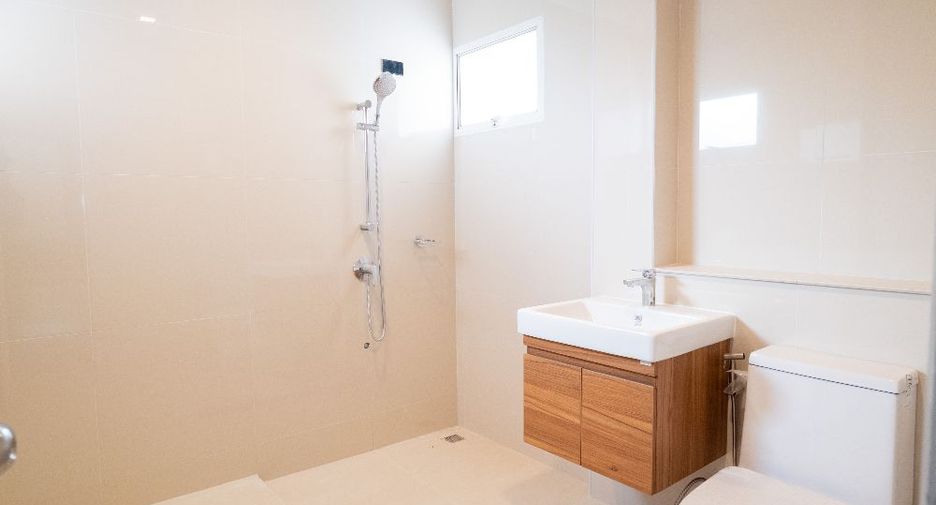 For sale 4 bedrooms house in Mueang Pathum Thani, Pathum Thani